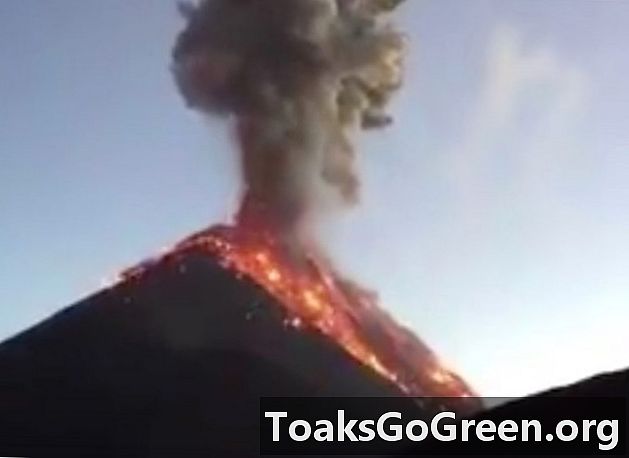 Guatemalas Fuego-vulkan bryder ud i raseri