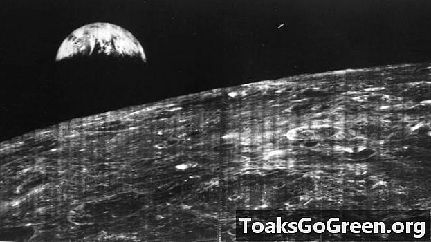 Pada tahun 1966, foto pertama Bumi dari bulan