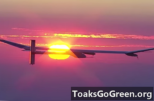 Zonne-aangedreven vliegtuig begint eerste vlucht rond de wereld
