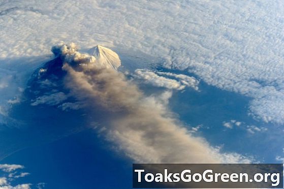 과학에서이 날짜 : Pavlof 화산의 극적인 공간 사진