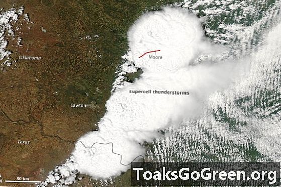 Näkymä avaruudesta: Neljä satelliittinäkymää Mooren tornadolle
