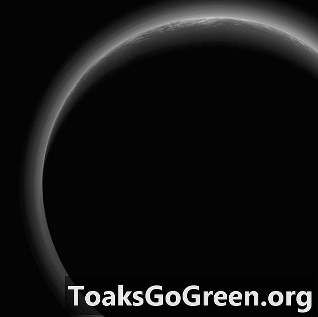 Oblak v območju somraka Plutona?