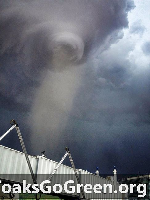Потрясающее видео и фото торнадо в аэропорту Денвера 18 июня