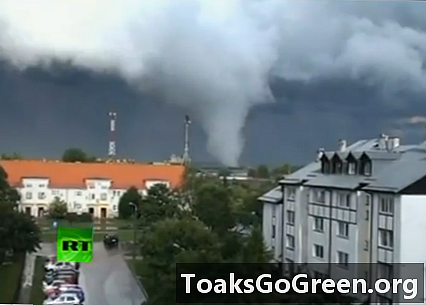 Fantastiske videoer av tornadoer som treffer Polen i helgen