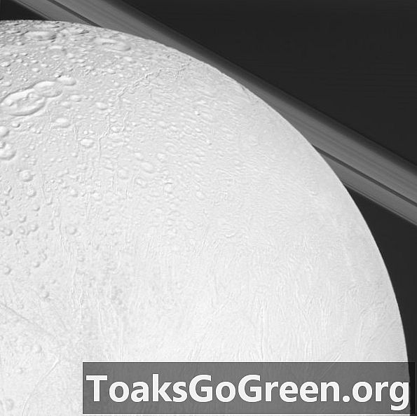 Gambar Enceladus yang menakjubkan, bulan beku