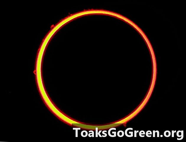 Pierścieniowe zaćmienie słońca widziane z kosmosu