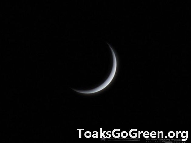 När 2014 börjar, Venus en tunn halvmåne i ljusa skymningen