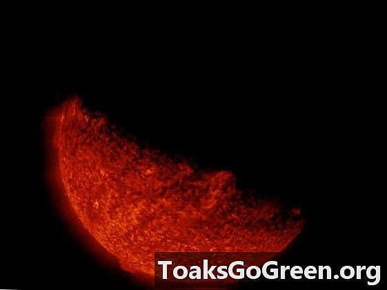 Som det ses af NASA SDO, to transitter over solens ansigt samme dag