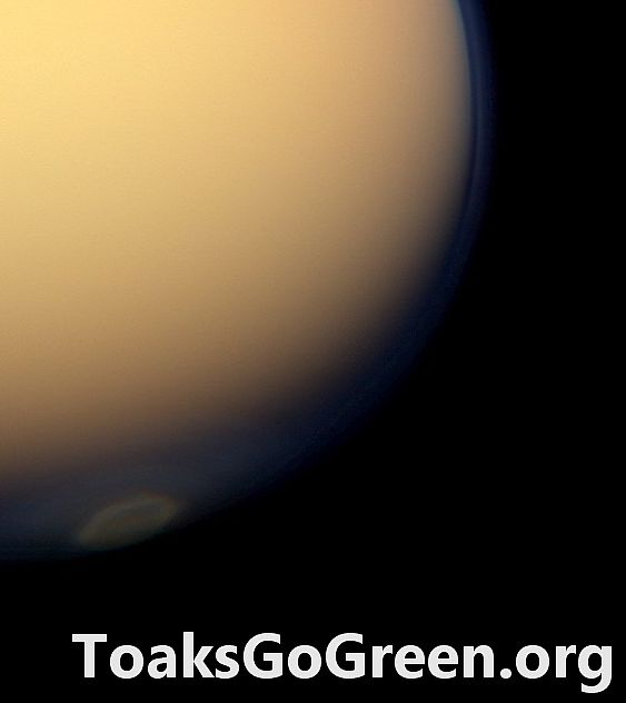 Während der Winter näher rückt, bildet sich am Südpol der Titan eine Eiswolke