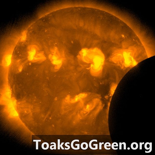 Красивые изображения затмения со спутника Hinode, наблюдающего за солнцем