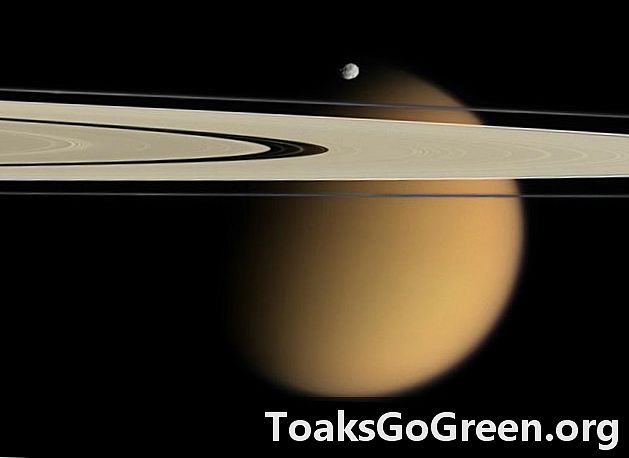 Brandende objecten in de vreemdste ring van Saturnus