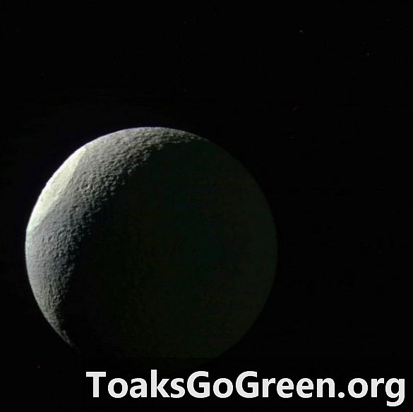 Bacino luminoso su Tethys