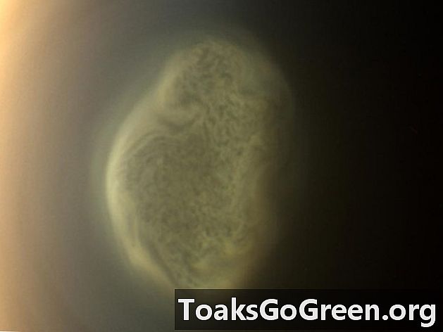 Cassini hittar en sydpolsvirvel vid Titan