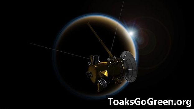 Cassini robí „lúčny bozk“ preletom Titana