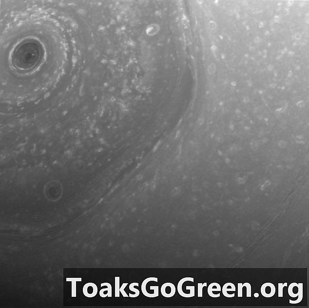 „Cassini“ priešpaskutinė orbita: 1 vaizdas