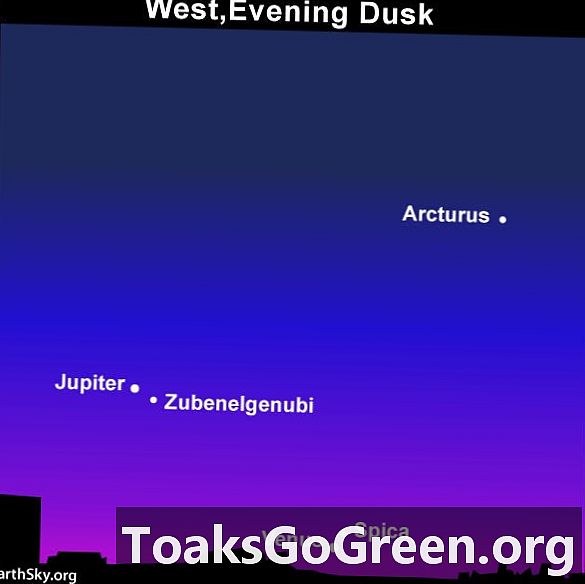 Fange Venus, Jupiter und Arkturus in der Abenddämmerung