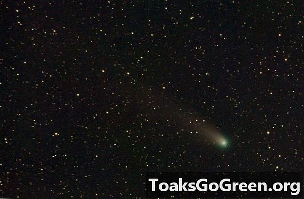 Cometa Lovejoy îndreptându-se din nou spre exterior