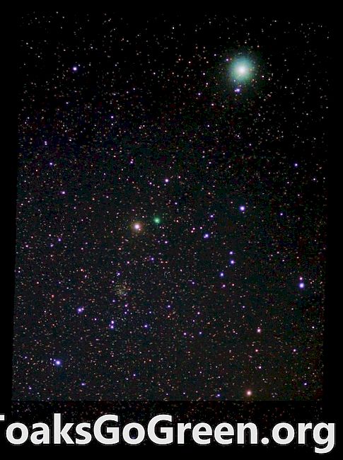 Комета Лавейой біля зірки Поларіс