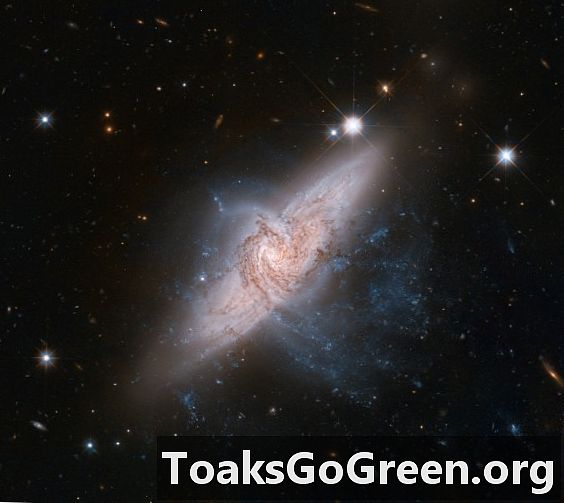 Coolt billede af to overlappende galakser