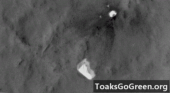 کروسٹی روور کا پیراشوٹ مریخ پر ہوا میں لہرا رہا ہے