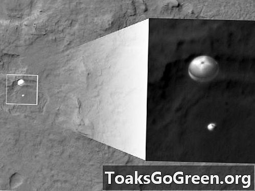 Radovedni rover in njegovo padalo so opazili na sestopu na Mars