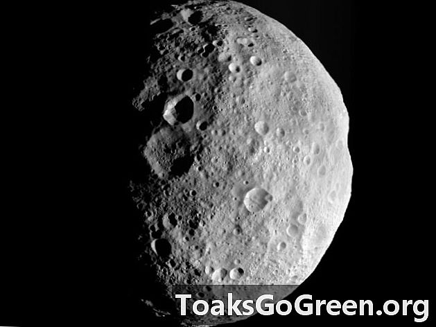 Pesawat kapal terbang subuh meninggalkan asteroid Vesta, kini menuju ke Ceres