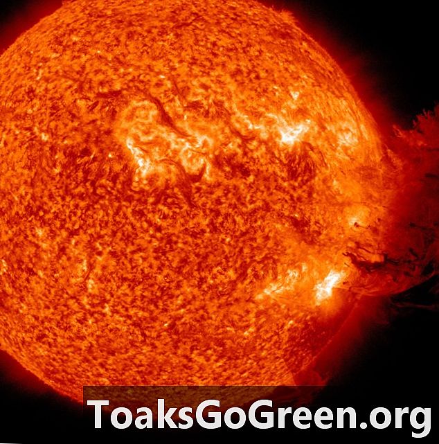 ڈرامائی شمسی توانائی سے 7 جون ، 2011 کو بھڑک اٹھنا۔ 8 اور 9 جون کو ارورہ الرٹ