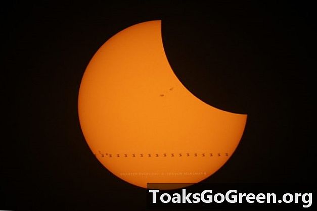 Stația spațială tranzitează soarele în timpul eclipsei