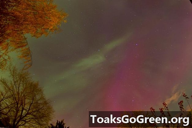 Épico aurora boreal em 24 de outubro, mesmo em latitudes ao sul