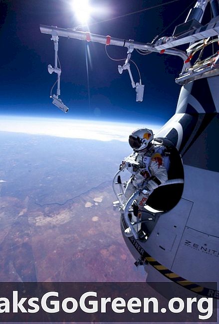 Fuld video af Felix Baumgartners supersoniske spring fra 24 miles op