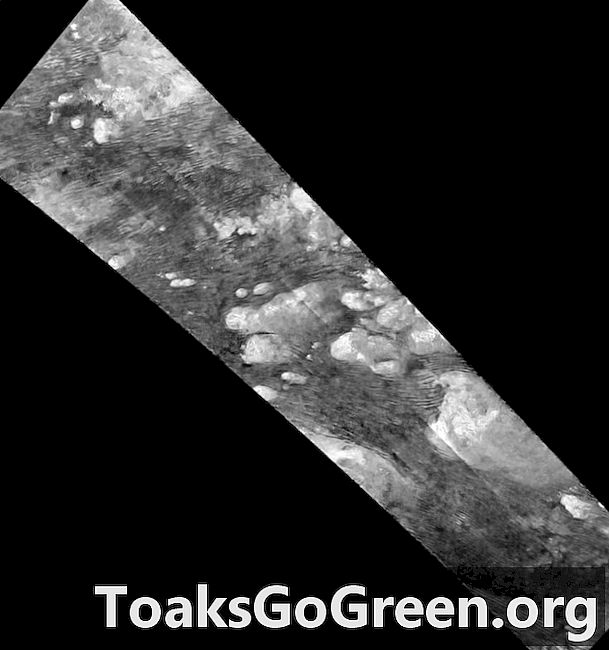 תמונות חדשות ומפוארות מציגות את הדיונות של טיטאן