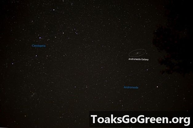 Veľké námestie ukazuje na galaxiu Andromeda