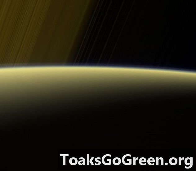 Neblina no horizonte de Saturno