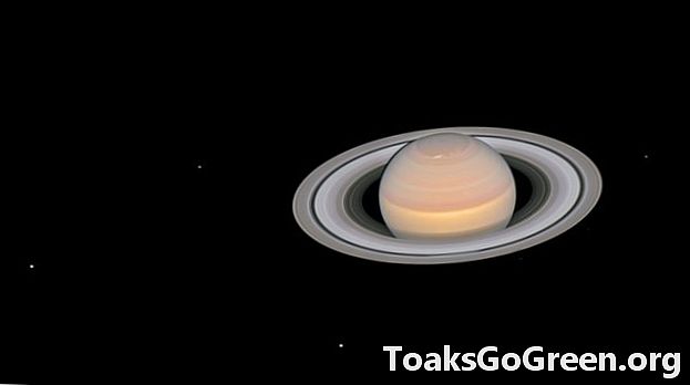 Вот как Хаббл видит Сатурн