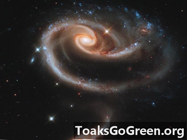 Hubble celebra el 21è aniversari amb imatge de galàxies de rosa