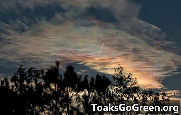 Vi uma nuvem com cores do arco-íris. O que causa isso?