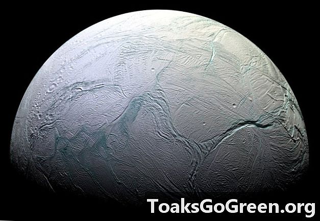 土星の月タイタンの氷火山