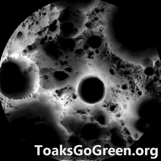 Apšvietimo žemėlapis pabrėžia mėnulio kraterių nuolatinį šešėlį