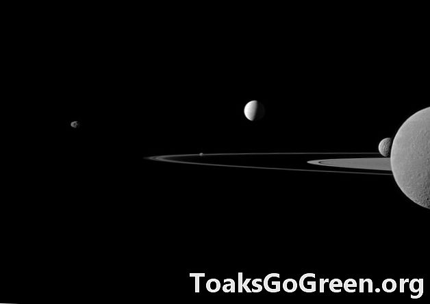 Obrázok z Cassini zachytáva päť Saturnových mesiacov