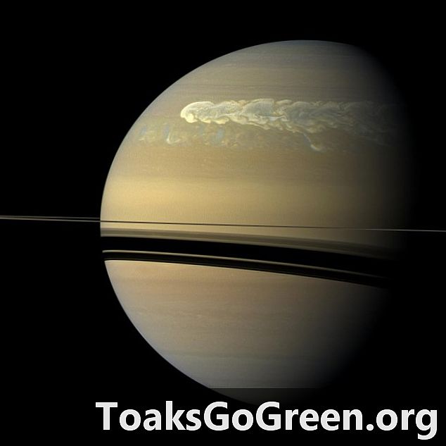 Vaizdai apie milžinišką perkūniją ant Saturno