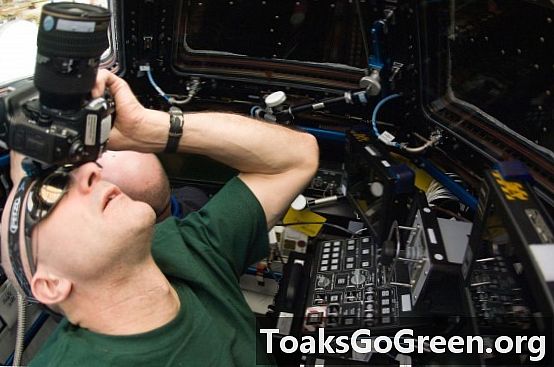 أول رائد فضاء ISS في الفضاء لتصوير عبور كوكب الزهرة