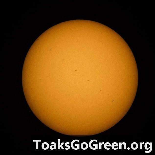 ISS kruist het gezicht van de zon