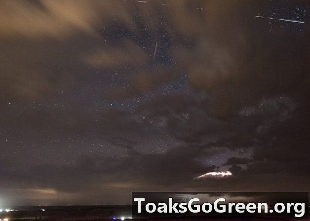 Photobombs ISS uma tempestade de raios