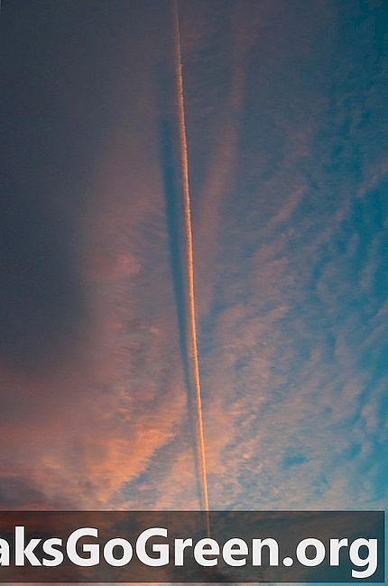 ジェット飛行機雲が影を落とす