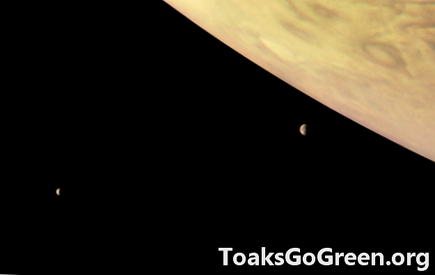 Juno는 목성과 2 개의 큰 달을 본다