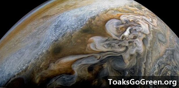 Junon katsaus Jupiterin pyöriviin pilviin