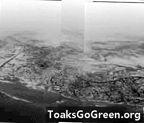 أوضح تيتان البحيرات والعواصف على سطح زحل