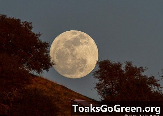 Pagājušās nakts mēness uzlēca virs Tehachapi