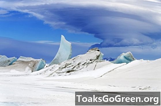 Awan lenticular di atas Antartika