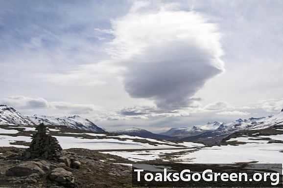 Lenticular awan spektakular ke atas Iceland